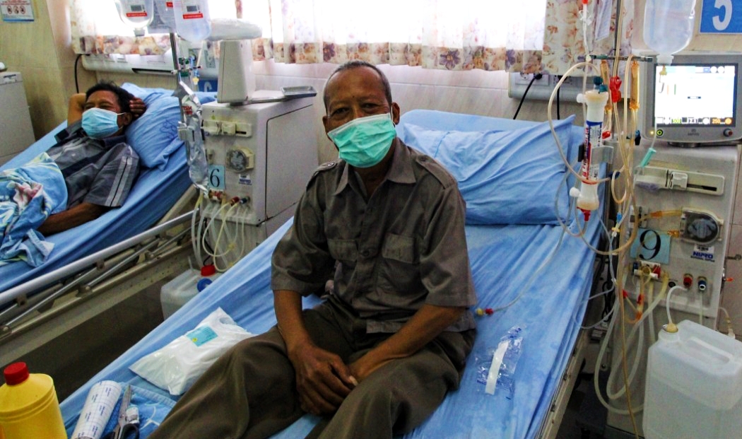 TETAP RUTIN BERAKTIVITAS: Siswo Utomo tetap semangat meski menjalani perawatan Hemodialisasi di RS Bina Sehat Jember