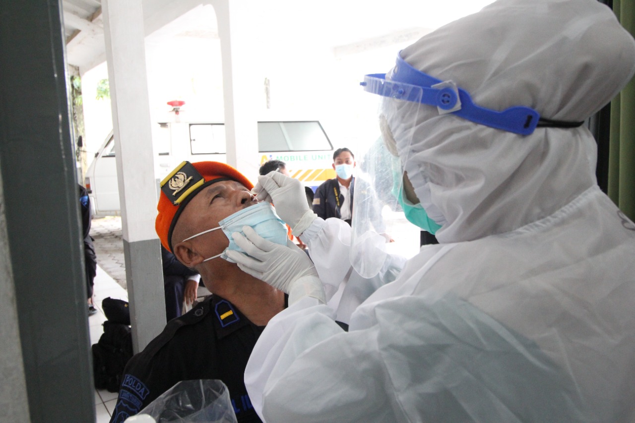 TEST SWAB: Ratusan karyawan KAI Daop 9 Jember lakukan swab antigen di RS Bina Sehat Jember.