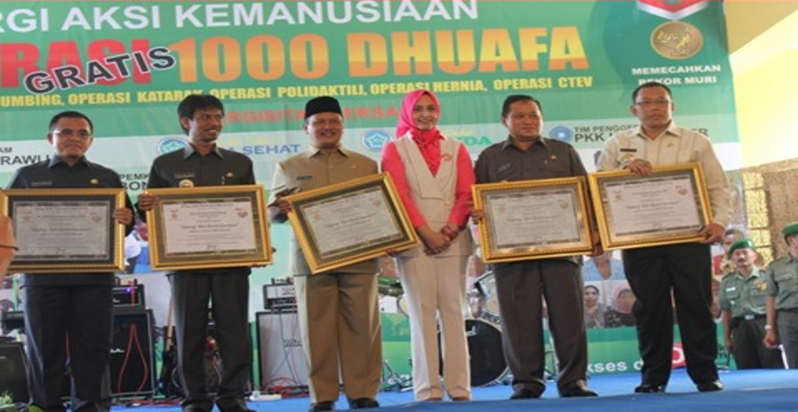 Bersama 5 Bupati Se-Karesidenan Besuki Memperoleh Penghargaan MURI (Museum Rekor Indonesia) Atas Sinergi Aksi Kemanusiaan Operasi Gratisbagi 1.000 Dhuafa 
